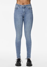 Lichtblauwe skinny jeans van denim met een gladde textuur, voorzien van een hoge taille, vijf zakken en subtiele stiksels.