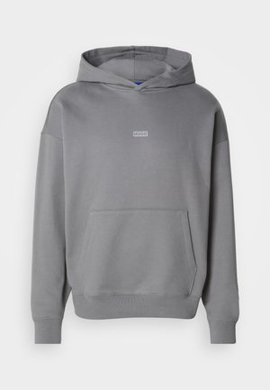 Grijze hoodie van zacht materiaal met een voorzak. Voorzien van een capuchon met trekkoord en een klein logo op de borst. Geribde manchetten en zoom.