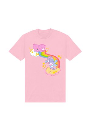 Rosa T-Shirt mit zwei Zeichentrickbären auf Wolken, die durch einen Regenbogen verbunden sind, umgeben von gelben Sternen; ein Bär ist rosa, der andere lila.