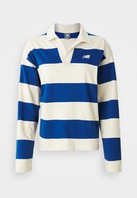 T-shirt de rugby à manches longues avec de larges rayures horizontales bleues et blanches et un col, arborant un logo New Balance blanc sur la poitrine.