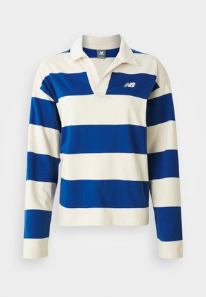 Langarm rugbyshirt met brede blauwe en witte horizontale strepen en een kraag, voorzien van een wit New Balance-logo op de borst.