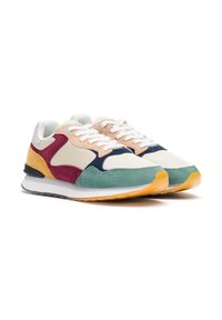 Multicolore sneakers met crème stof, rode en gele suede accenten, een groene suede paneel, witte veters en een rubberen zool met oranje detail.