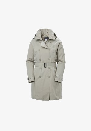 Svetle šedý dvouřadový trench kabát s páskem, nastavitelnými manžetami a kapucí. Vyrobeno z vodoodpudivého materiálu s hladkou texturou.