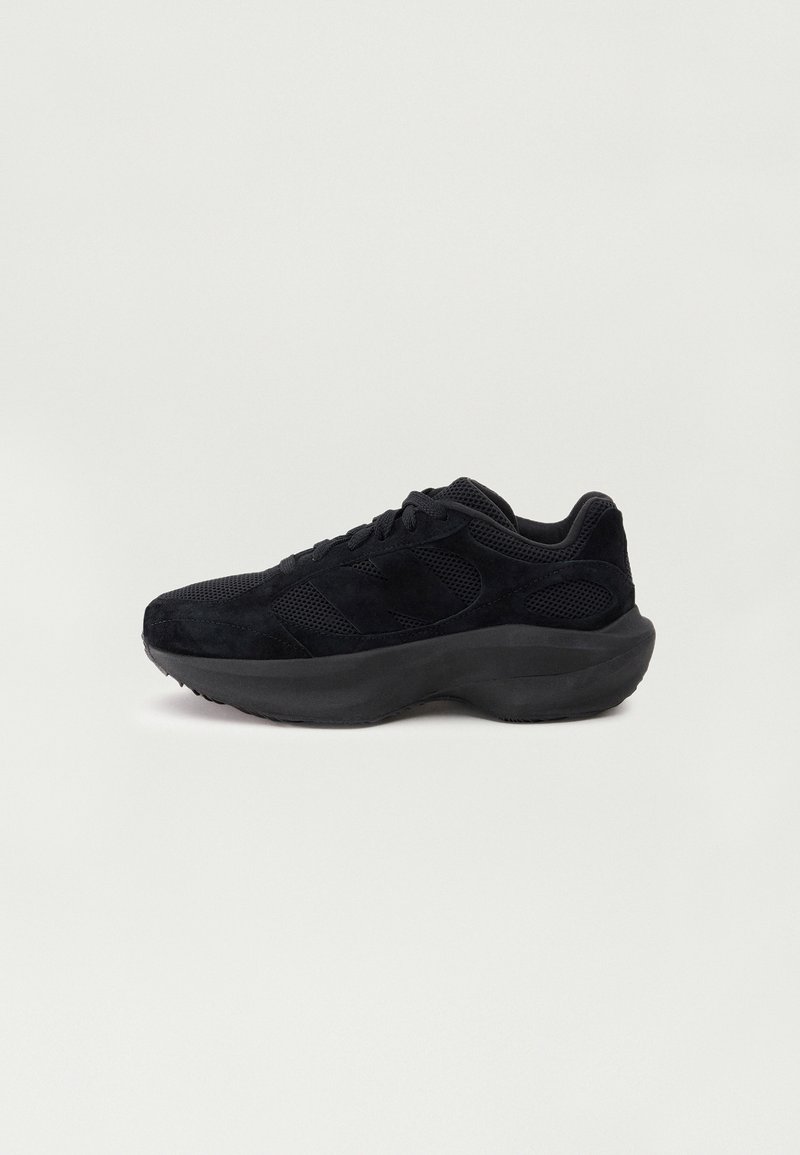 Pantofii sport negri, cu superior din suede și plasă, vârful rotund, șireturi tonale și talpă groasă din cauciuc pentru un confort și suport îmbunătățit.