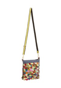 Farverig patchwork taske med en struktureret overflade, der har forskellige cirkulære former og en justerbar rem. Inkluderer guldfarvet hardware.