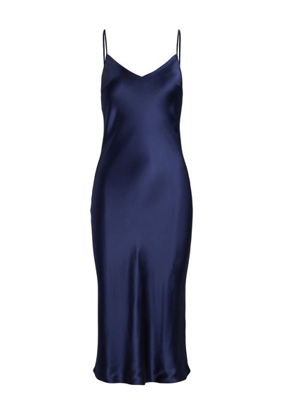 Marineblauwe satijnen slipjurk met dunne spaghetti bandjes en een aangesloten midi-lengte silhouet.