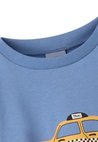 Lyseblå bomulds t-shirt med et gult taxa-graphic og sort-hvide ternede detaljer. Glat tekstur, rund halsdesign.