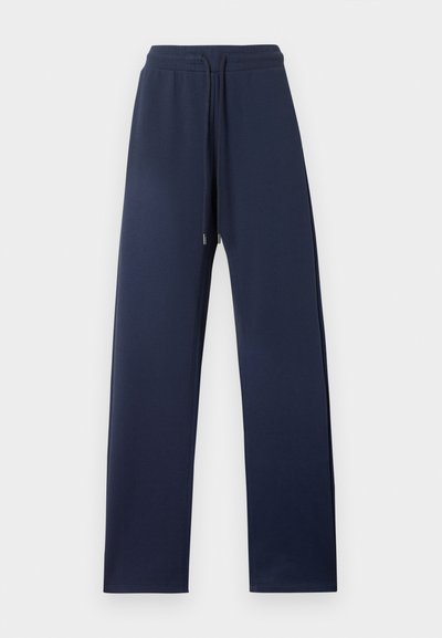 Καθημερινό παντελόνι σε ναυτικό μπλε χρώμα με ελαστική μέση με κορδόνι, ίσια πόδια και λείο ύφασμα, παρουσιάζεται σε απλό φωτεινό φόντο.