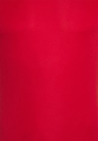 Tejido rojo con una textura suave y un acabado brillante, cubriendo completamente la superficie sin ningún patrón ni detalle.