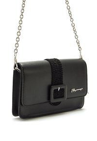 Bolso de mano de cuero negro con una correa texturizada negra y una cadena plateada. Presenta una forma rectangular y un detalle de hebilla en el frente.