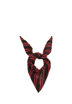 Écharpe triangulaire tricotée avec des rayures horizontales noires et rouges, nouée en un nœud avec deux extrémités pointues qui remontent vers le haut.