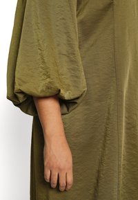 Selected Femme Curve SLFNALLIE SHORT SHIRT DRESS - Vestido de dia - dark olive