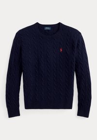 Marineblauwe kabelgebreide trui met ronde hals, lange mouwen en een klein rood geborduurd logo op de linkerborst.