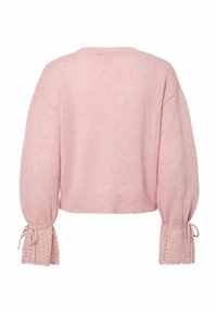 Pulover tricotat roz deschis, cu decolteu rotund, croială oversized și mâneci clopot texturate din dantelă, prevăzute cu șnururi pentru ajustare.