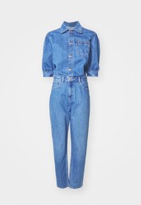 Denimový outfit obsahující košili na knoflíky s kapsou na prsou a jeansy s vysokým pasem a rovnými nohavicemi. Světle modrá barva a klasická denimová textura.