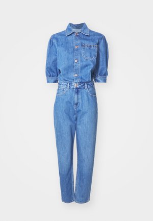 Džinový outfit s košeľou na gombíky a vreckom na hrudi, doplnený vysokými, rovnými džínami. Svetlomodrá farba a klasická džínovina.