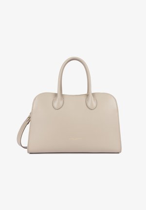 Beige handtas van glad leer met dubbele handvatten, afgeronde hoeken en een subtiel gouden logo, gecentreerd nabij de onderkant.