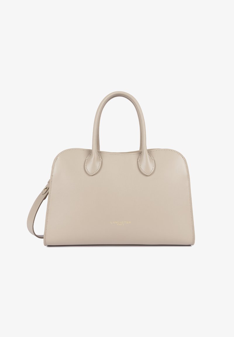 Sac à main en cuir beige lisse avec deux poignées, bords arrondis et logo doré discret centré près du bas.