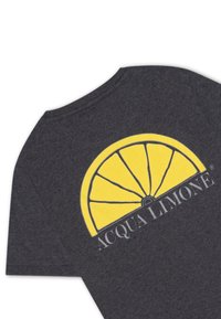 Grå t-shirt med en stor grafisk bild av en gul citronskiva på baksidan, med texten "ACQUA LIMONE" i en kontrasterande färg under grafiken.