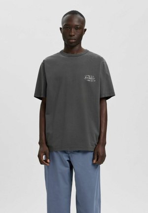 MIT RUNDHALSAUSSCHNITT  - T-shirt imprimé - forged iron