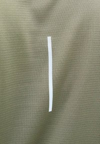 Groene gestructureerde stof met een reflecterende witte verticale streep, met een honingraadpatroon en een lichte glans. Geschikt voor sportieve kleding.