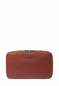 Bustina rettangolare in pelle marrone con superficie strutturata e logo Piquadro nero al centro del fronte, doppia cerniera sulla parte superiore.