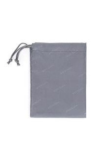 Sacca in tessuto grigio con coulisse, dalla superficie liscia, design minimalista e branding discreto, dotata di due chiusure a corda nella parte superiore.