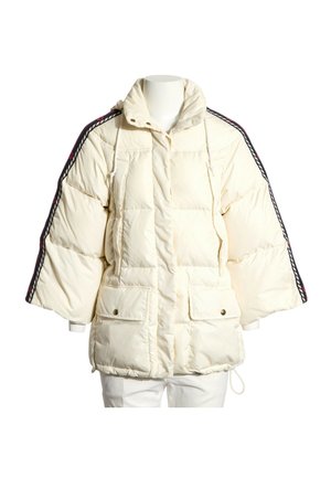 Cremefarbene wattierte Jacke mit weitem Ärmeln, Frontklappentaschen und dunklen Streifendetails entlang der Schultern und Ärmel.