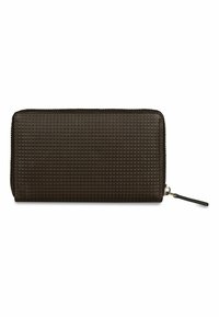 Cartera marrón oscuro con cremallera alrededor, con patrón cuadrado texturizado y una correa de muñeca en el tirador de la cremallera, mostrada sobre un fondo blanco.