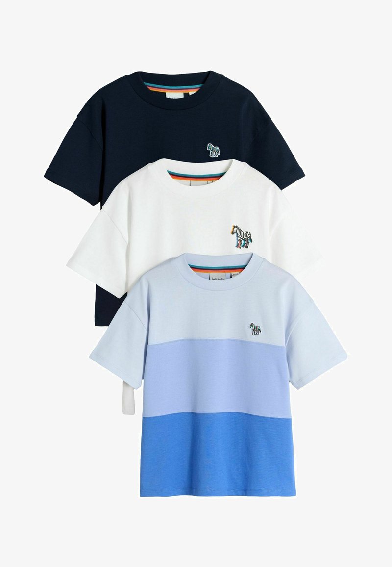 Drei kurzärmelige T-Shirts: marineblau, weiß und hellblau mit Farbblock-Design. Jedes verfügt über eine kleine Zebra-Stickerei auf der Brust.