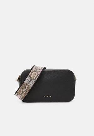 Schwarze Furla Leder-Crossbody-Tasche mit goldenem Logo und breitem beigem Riemen mit Muster aus ineinandergreifenden Bögen in Pink, Weiß und Gold.