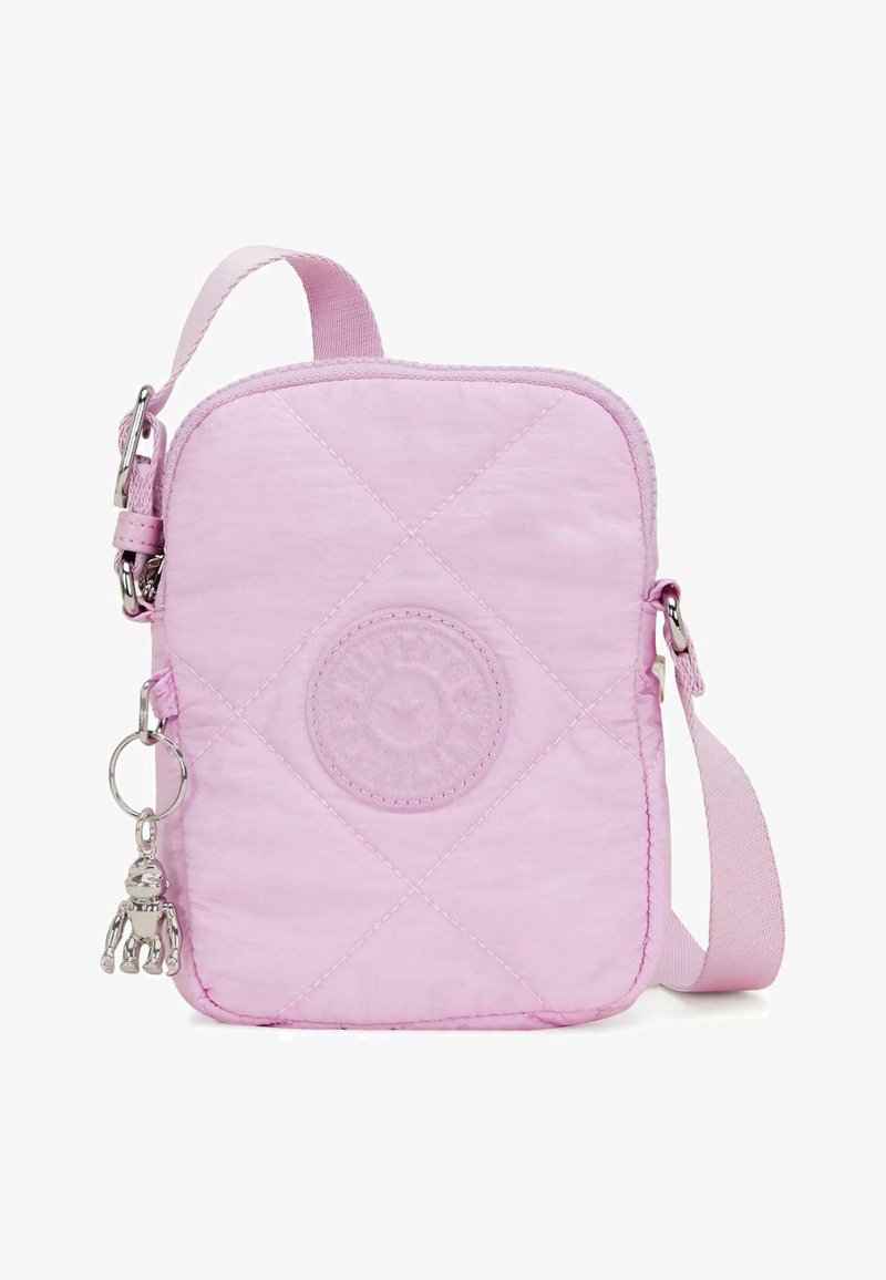 Borsa a tracolla rosa trapuntata con un patch rotondo, accessori in argento e un piccolo charm a forma di scimmia sulla cerniera, dotata di una tracolla regolabile.