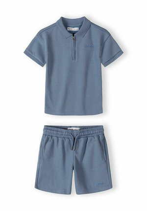 Niebieska koszulka polo z krótkim rękawem i przednim zamkiem błyskawicznym oraz dopasowane krótkie spodenki z elastycznym pasem i sznurkiem do regulacji, oba wykonane z fakturowanego materiału.