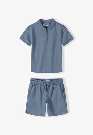 Tricou polo albastru cu mâneci scurte și fermoar frontal și pantaloni scurți asortați cu talie elastică și șnur, ambele realizate dintr-un material texturat.