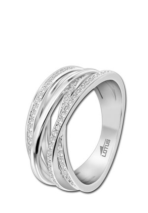 Bague en argent avec des bandes entrelacées ; présente de petites pierres scintillantes incrustées sur un côté ; finition lisse et polie.