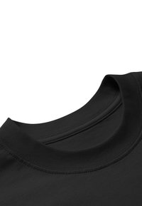 Černé bavlněné tričko s kulatým výstřihem, hladkou texturou a žebrovaným límcem. Bez viditelných log nebo vzorů.