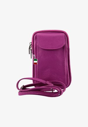 Sac à téléphone en cuir rose à porter en bandoulière, avec une fermeture à rabat, un compartiment zippé et un charme attaché. Texture lisse, sangle ajustable.