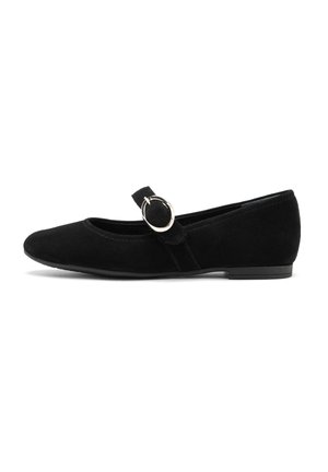 Ballerine nere in suede con punta arrotondata, una sola cinghia con una fibbia circolare in argento e un tacco basso e piatto.