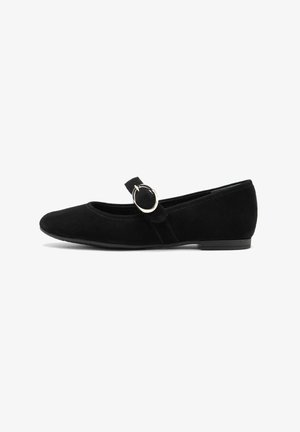 Mustadest sametist ballerinas, ümarate varvastega, ühe rihmaga, millel on ümmargune hõbedane kinnitussõlm ja madal, tasane konts.