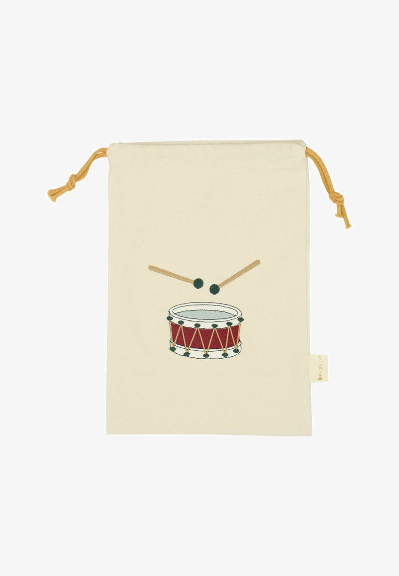 Bolsa de algodón con cordón en color crema, con un tambor rojo y palillos bordados. Presenta un acabado texturizado y un cierre de cordón amarillo.