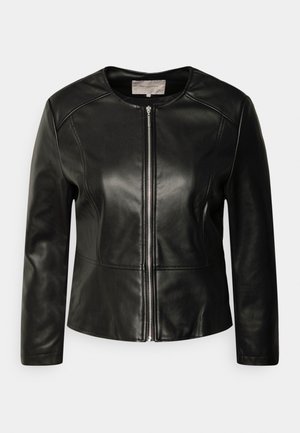Črna usnjena jakna z okroglim izrezom, zadrgo in oprijetim dizajnom. Ima gladko teksturo in šivane poudarjene detajle.