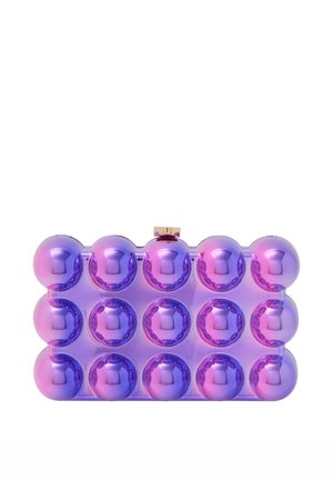 Paarse en roze acryl clutch met een rechthoekige vorm, voorzien van 16 ronde accenten en een gouden sluiting. Glad, glanzend oppervlak.