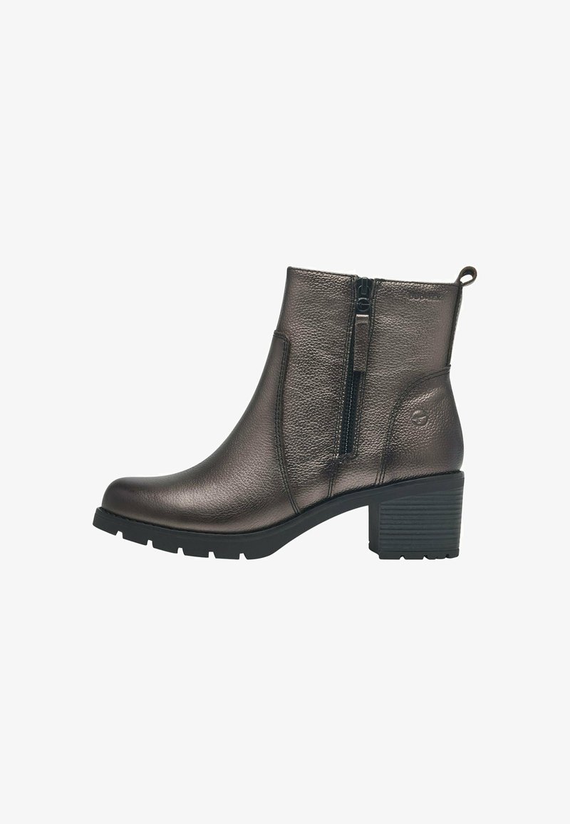 Bottines en cuir métallisé bronze avec une finition texturée, dotées d'une fermeture éclair sur le côté et d'un talon empilé pour plus de stabilité.