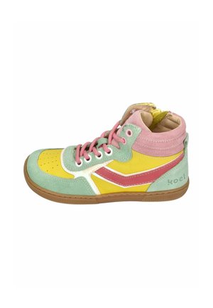 Kinder-Sneaker mit hohem Schaft, gelben, pinken und grünen Wildlederpaneelen, pinken Schnürsenkeln und brauner Gummisohle, Ansicht von der Außenseite.