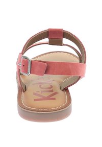 Sandal in suede rosa con cinturino alla caviglia regolabile, suola marrone e la scritta "Kid" in rosa chiaro. Presenta una tomaia liscia e dettagli di cucitura.