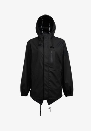 Mustat vedenpitävät takki, jossa on huppu, säädettävät nyörit, joustavat hihansuut ja sivutaskut, joissa on vetoketjullinen rintatasku.