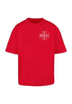 Rotes T-Shirt aus Baumwolle mit kurzen Ärmeln. Zeichnet sich durch ein weißes grafisches Design in der Mitte vorne aus, das ein markantes Kreuz und Text zeigt.