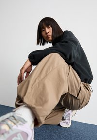 New Balance PANT - Cargo hlače - light mushroom