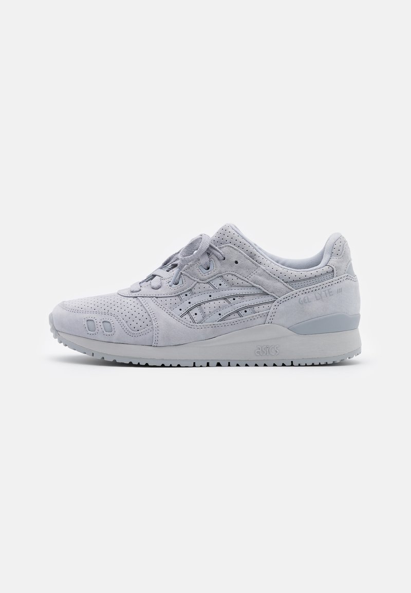 Baskets Asics Gel Lyte III gris clair avec tige en suède perforée, fermeture lacets et semelle texturée sur fond blanc.