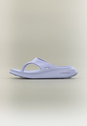 Infradito Lacoste viola chiaro con suola rialzata e fori di ventilazione laterali su sfondo neutro.